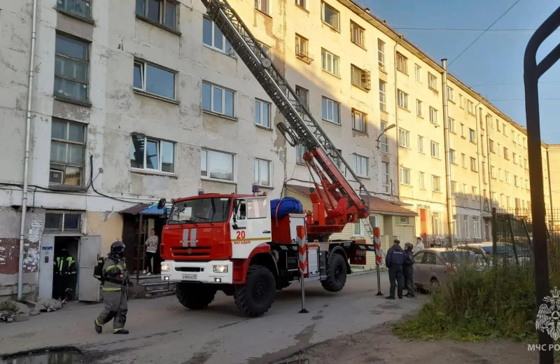 В Магадане из-за курения в подъезде загорелась оконная рама