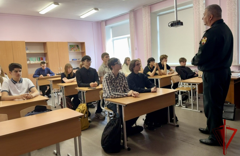 Офицеры Росгвардии провели профориентационное занятие с магаданскими школьниками