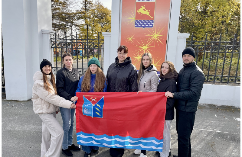 Магаданские приставы приняли участие в флешмобе, посвященном воссоединению Донецкой и Луганской народных республик, Запорожской и Херсонской областей с Россией