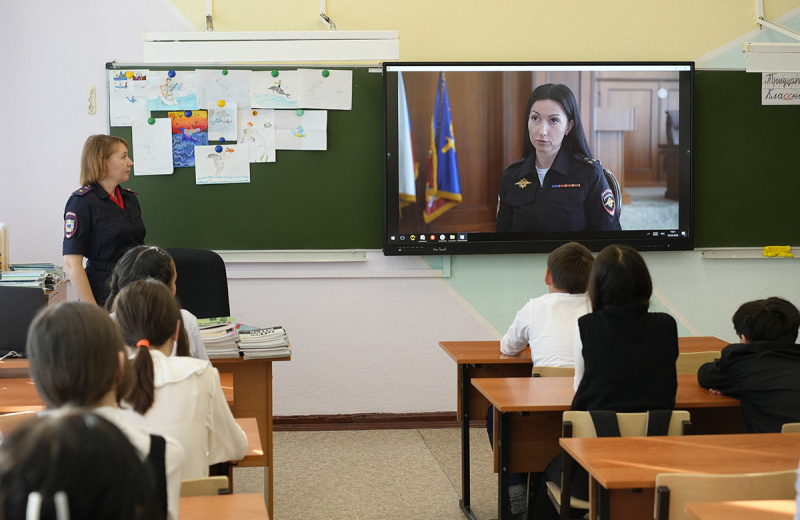 В Магадане полицейские в рамках акции «Сообщи, где торгуют смертью» проводят антинаркотические беседы со школьниками