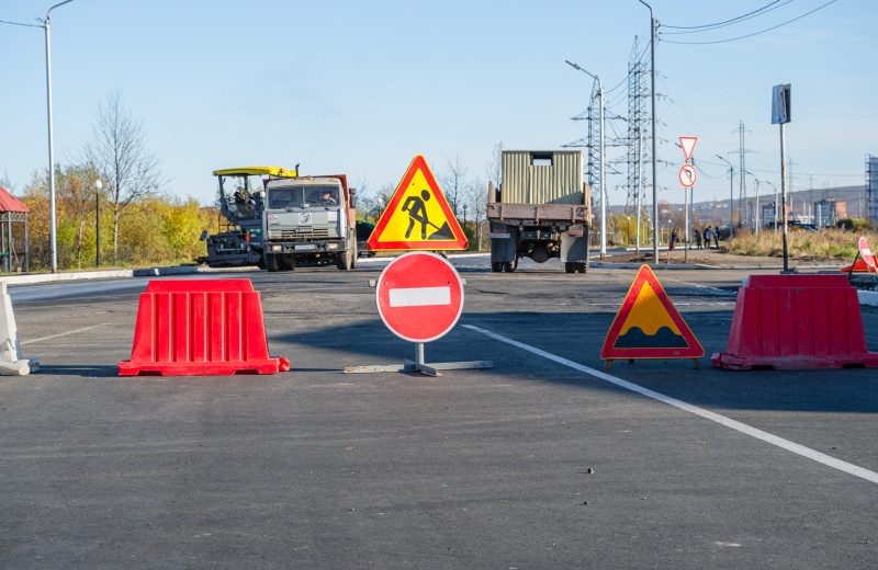 Текущим содержанием улично-дорожной сети, ремонтом проезжей части и тротуаров занимаются городские службы Магадана