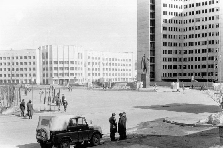 10 октября 1987 года в Магадане открыт памятник В. И. Ленину