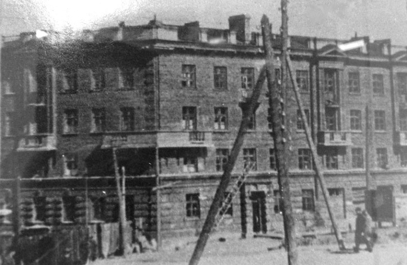 В октябре 1942 года сдана в эксплуатацию 1-я очередь жилого дома со встроенной столовой на углу Колымского шоссе и ул. Дзержинског