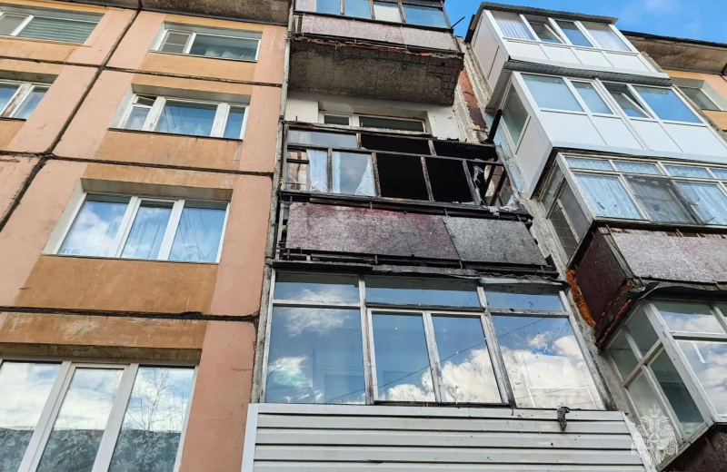 Балкон в огне: в Магадане пожарные ликвидировали возгорание, возникшее из‑за сварочных работ