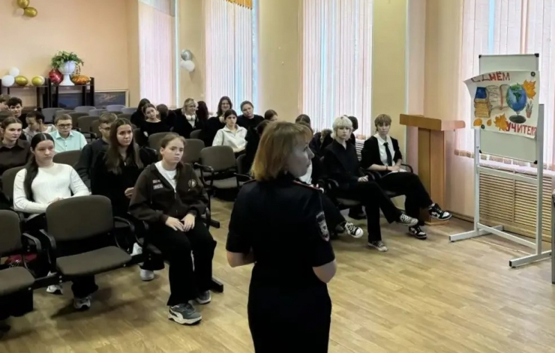 Безопасность на улице и в интернете: полицейские Колымы проводят профилактические встречи со школьниками
