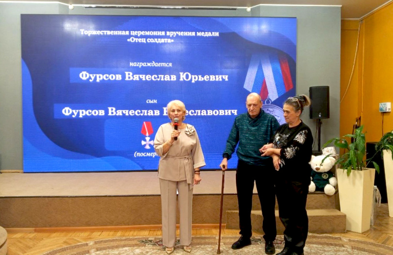В преддверии Дня отца в Магадане вручили медаль «Отец солдата»
