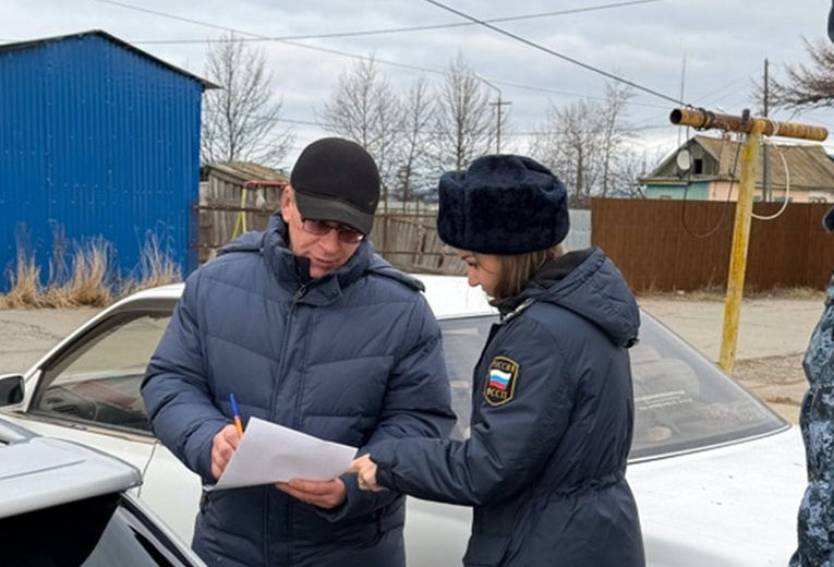 Приставы Ольского района проверили арестованный автопарк.