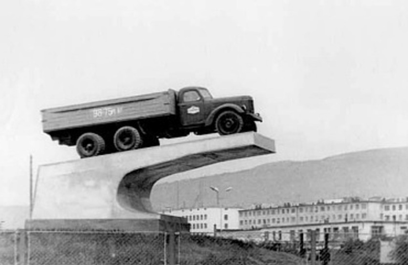 30 октября 1980 года в Магадане перед въездом в Автотэк установлен на постаменте автомобиль ЗИЛ-164